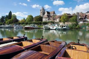 a group of boats are docked in a river at Confort & style dans ce joli appartement de 44 m2, chambre séparée, PLEIN CENTRE de Dole in Dole