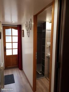 een badkamer met een inloopdouche en een glazen deur bij Chalet de charme climatisé sur la route du Ventoux in Carpentras
