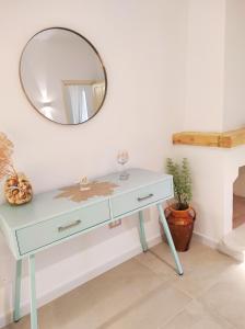 サン・メナイオにあるDeluxe Romantic Suiteの白い化粧台(壁掛け鏡付)
