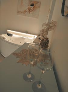サン・メナイオにあるDeluxe Romantic Suiteのトイレ横のカウンターに座るワイングラス2杯