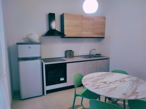 Virtuvė arba virtuvėlė apgyvendinimo įstaigoje Deluxe Romantic Suite