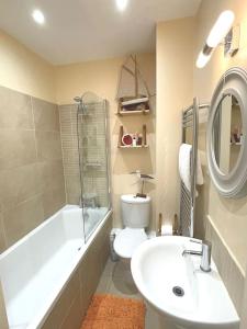 La salle de bains est pourvue d'un lavabo, d'une baignoire et de toilettes. dans l'établissement Sunny View, à Aberystwyth