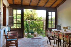 a dining room with a table and chairs and a window at Villa Verde in Kounavádes