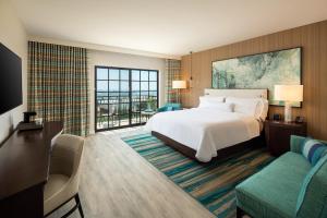 una camera d'albergo con letto e divano di The Westin Carlsbad Resort & Spa a Carlsbad