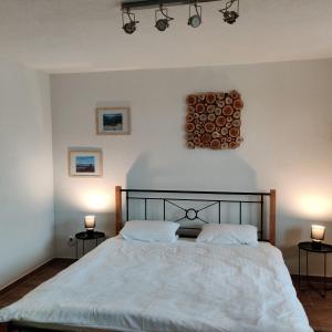 una camera con un letto con due lampade e un mucchio di tronchi di Nest a Spišská Nová Ves