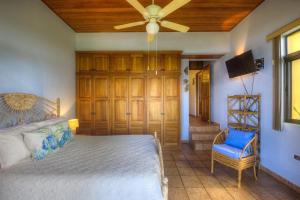 a bedroom with a bed and a ceiling fan at Villa for 12 Guests with private pool and SPECTACULAR Ocean View in Uvita