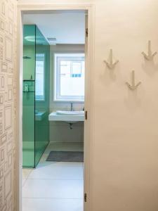 La salle de bains est pourvue d'un lavabo et d'une douche en verre. dans l'établissement Artissimo RoofTerace, à Zagreb