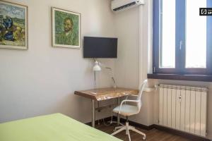 Televízia a/alebo spoločenská miestnosť v ubytovaní Appartamento Appia Nuova Furio Camillo