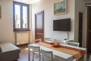 Televízia a/alebo spoločenská miestnosť v ubytovaní Appartamento Appia Nuova Furio Camillo