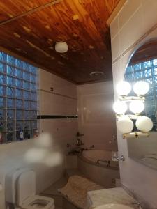 een badkamer met een bad, een toilet en een wastafel bij Tjibelu's Nest Guest Home in Lobatse
