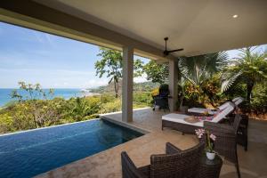 Casa con piscina y vistas al océano en Casa Ola Vista - by Pura Villas, en Dominicalito