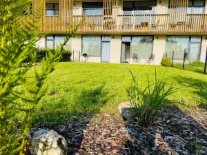 Vonkajšia záhrada v ubytovaní Šumavský apartmán - Nový komfortní a prostorný, se zahradou