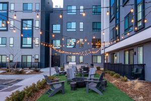 un patio con sillas y una hoguera frente a un edificio en Kasa Archive Reno-Tahoe en Reno