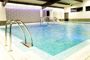 Bazén v ubytování Hotel Niedźwiadek nebo v jeho okolí