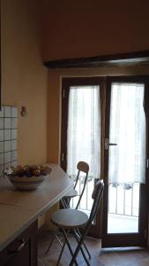 a kitchen with a bowl of fruit on a counter at affittacamere prezioso in Gaeta +11 photos