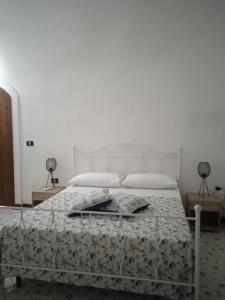a bedroom with a bed with two lamps on it at affittacamere prezioso in Gaeta