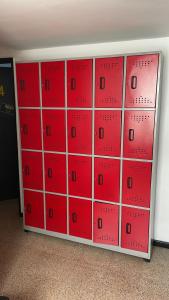 rząd czerwonych szafek w pokoju w obiekcie Rock Hostel Medellin w mieście Medellín