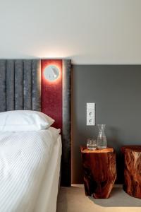 um quarto com uma cama e uma mesa lateral de madeira em SKARPA resort em Ustronie Morskie
