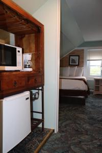ein Hotelzimmer mit einem Bett und einer Mikrowelle in der Unterkunft The Burgundy Inn Hotel and Apartments in Ocean City