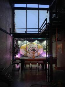 曼谷的住宿－New York Loft & Japanese Magic by V4SKIN，一间墙上挂有绘画的桌子的房间