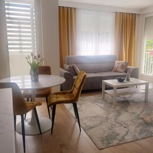 un soggiorno con divano e tavolo di Apartman Neyla a Mostar