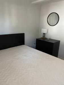 - une chambre avec un lit, une commode et un miroir dans l'établissement 2 bedroom, sleeps 7 in Wasaga Beach, à Wasaga Beach