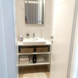 bagno con lavandino e specchio di Apartman Neyla a Mostar