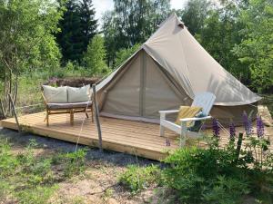 Zahrada ubytování Fristad Glamping Tent Vitsand + 7 fotografií