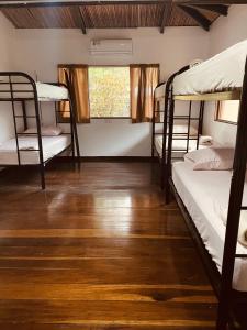 波多維耶荷的住宿－El Clan Hostel，客房设有双层床和木地板。
