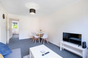 sala de estar con TV y mesa en Harry Potter, Warner Brothers Apartment - Watford Junction - Watford FC - Free Parking, en Watford