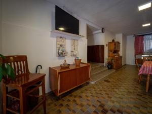 ein Wohnzimmer mit einem Flachbild-TV an der Wand in der Unterkunft Kiara 7 in Jesenice