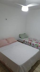 เตียงในห้องที่ SUITE e QUARTOS -1 SUITE COM BANHEIRO PRIVATIVO - 2 QUARTOS DUPLOS COM BANHEIRO COMPARTILHADO
