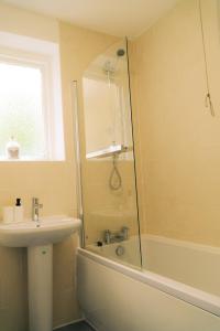 Ένα μπάνιο στο Great offers on Long Stays!! LaLuNa Apartments