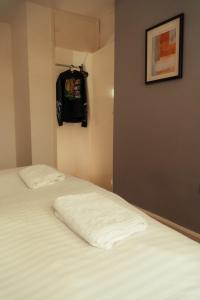 Ένα ή περισσότερα κρεβάτια σε δωμάτιο στο Great offers on Long Stays!! LaLuNa Apartments