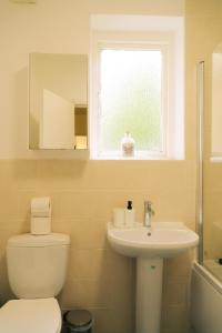 Ένα μπάνιο στο Great offers on Long Stays!! LaLuNa Apartments