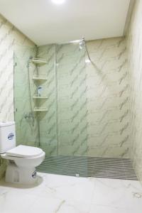 a bathroom with a shower and a toilet at A&R Apartment Nador Jadid Hay Al Matar ,Klimatisiert,Air-Conditioned in Nador