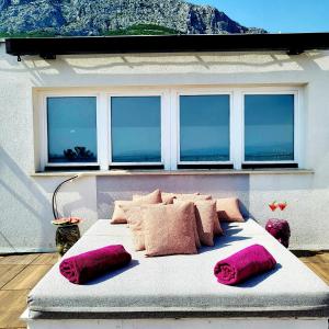 una cama con almohadas encima en una habitación en Holiday house in Split with sea view, terrace, air conditioning, WiFi 4937-1, en Solin