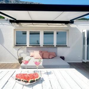 un patio con 1 cama y 2 copas de sandía en Holiday house in Split with sea view, terrace, air conditioning, WiFi 4937-1, en Solin