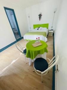 Zimmer mit 2 Betten, einem Tisch und Stühlen in der Unterkunft ICCE HOTEL in Santiago