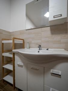 baño con lavabo y escalera en Kiara 7, en Jesenice