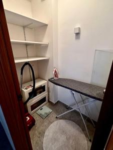 Cette chambre comprend un bureau et un réfrigérateur ouvert. dans l'établissement Lux stan na dan Pozarevac, à Požarevac