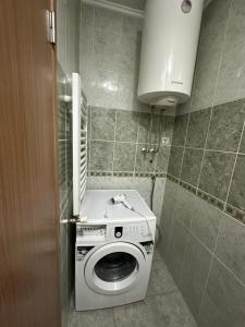 a small bathroom with a washing machine in it at Lux stan na dan Pozarevac in Požarevac