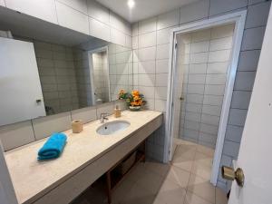 a bathroom with a sink and a mirror at París Habitaciones in Barcelona