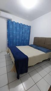1 dormitorio con 1 cama y 1 sofá en una habitación en Apto CHARMOSINHO, en São Luís