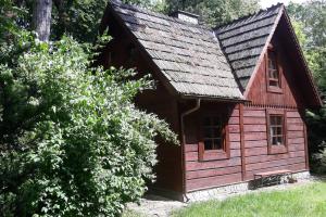 uma cabana de madeira com um telhado reluzente em Dom w Jaśminach em Nałęczów