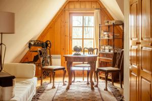 Pokój ze stołem, krzesłami i oknem w obiekcie Dom w Jaśminach w Nałęczowie