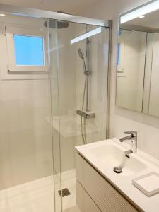 Vannituba majutusasutuses Modern new apartment, sea view and private parking