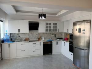 Een keuken of kitchenette bij Flat For Rent At The City Center Of Kuşadası