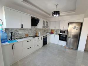Kuchyň nebo kuchyňský kout v ubytování Flat For Rent At The City Center Of Kuşadası