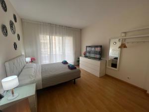 Dormitorio pequeño con cama y espejo en París Habitaciones en Barcelona